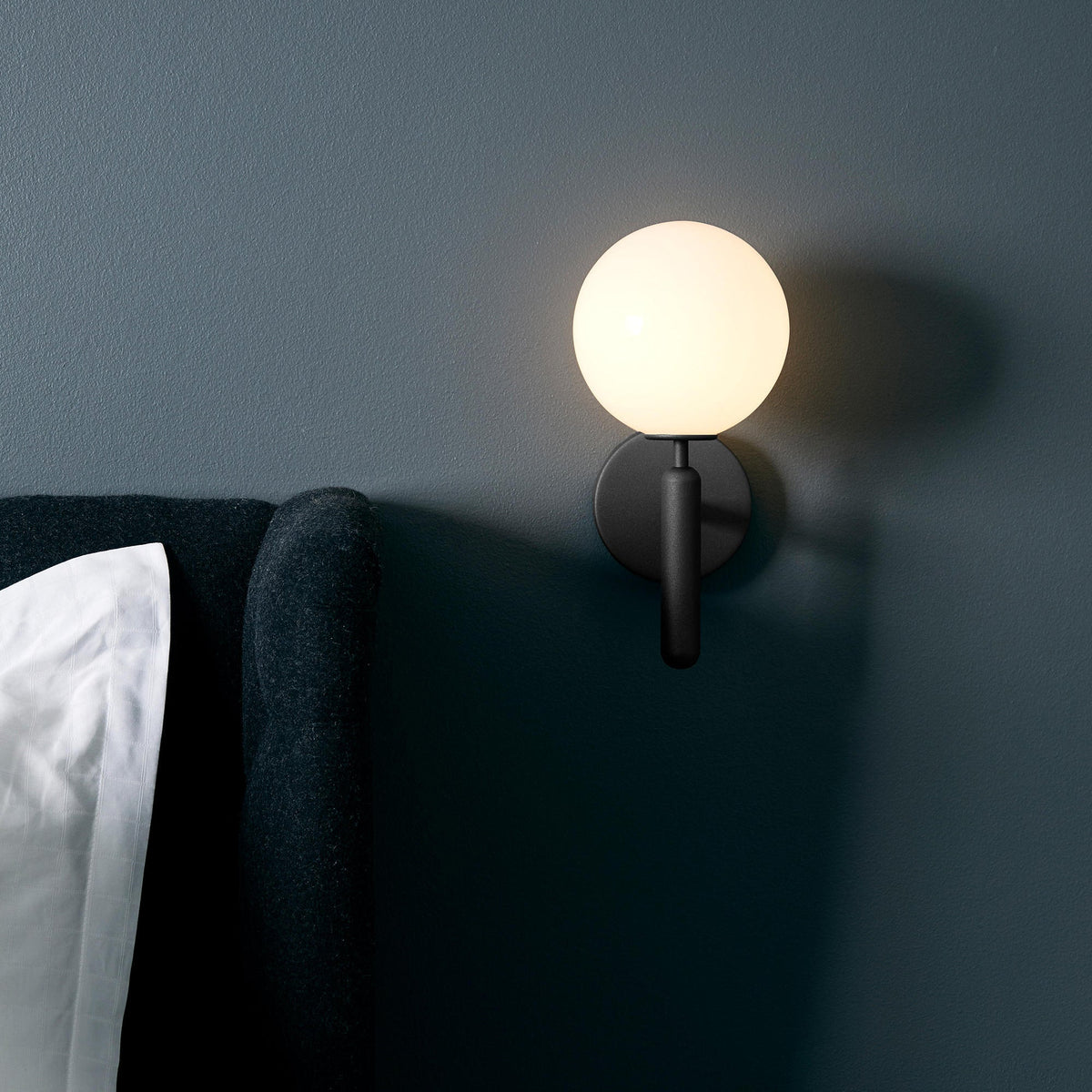 Kynlo vägglampa med stickpropp och glasklot, nordisk