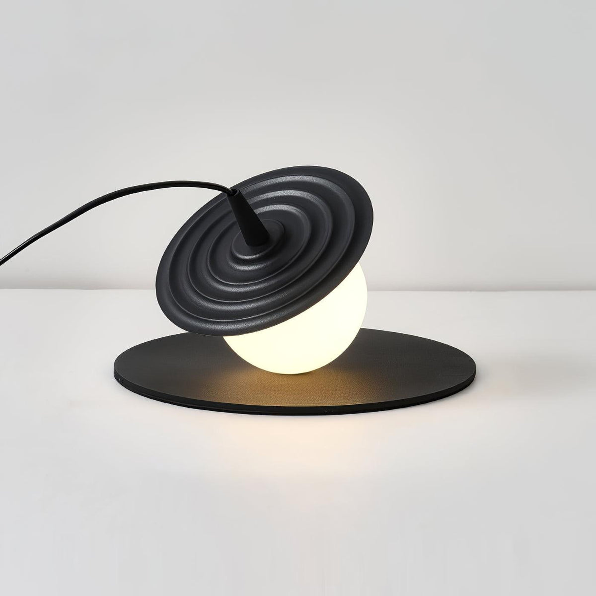 Cevenir kinetisk bordlampe i rotationsstøbt PE