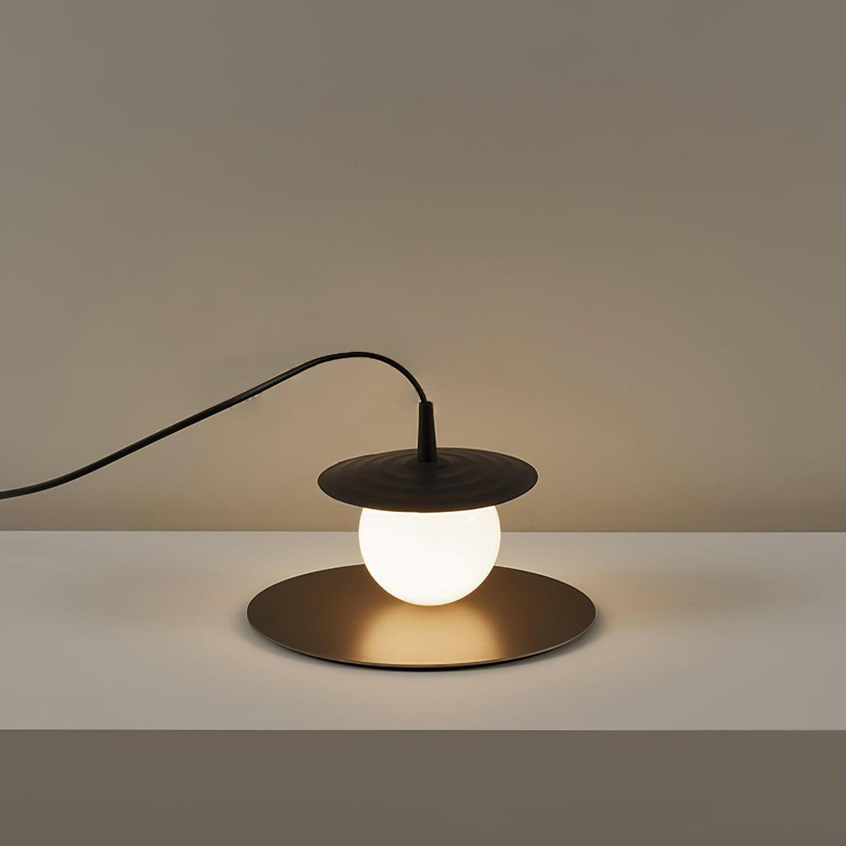 Cevenir kinetisk bordlampe i rotationsstøbt PE