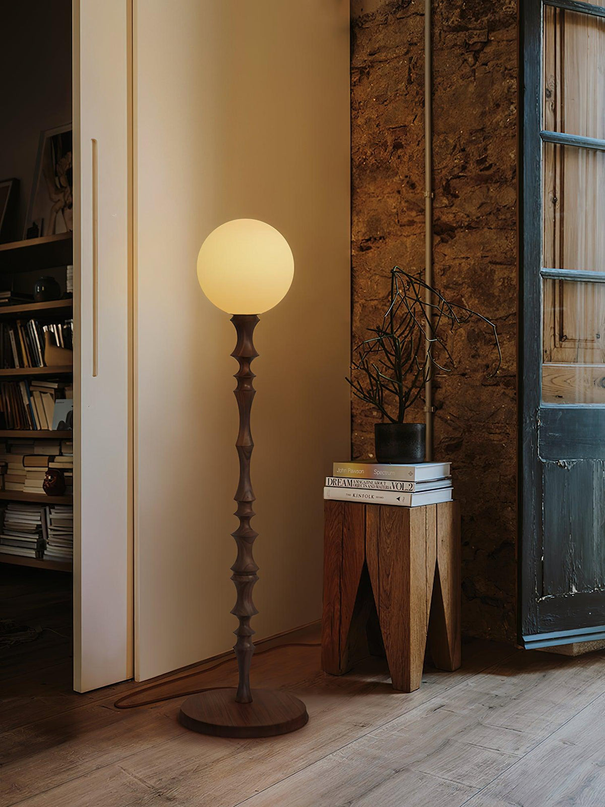 Vilten elegant gulvlampe i træ