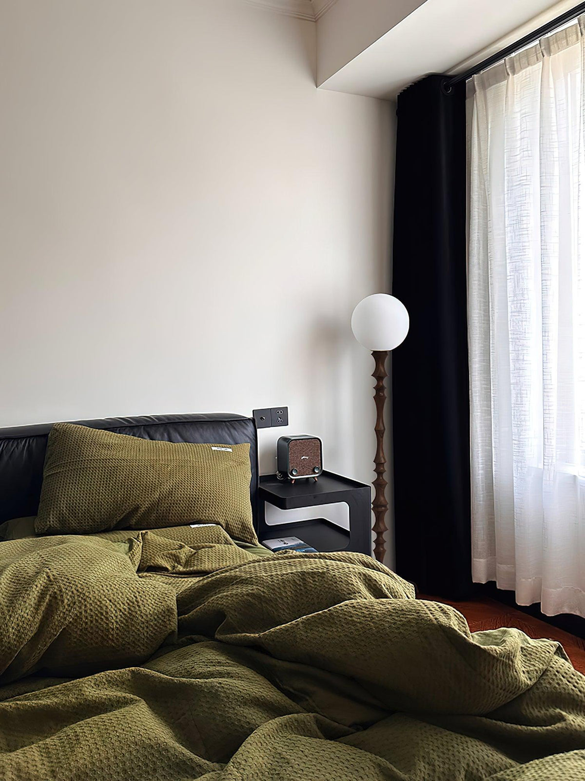 Vilten elegant gulvlampe i træ