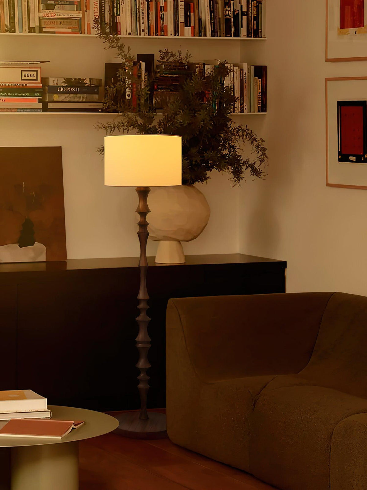Vilten elegant gulvlampe i træ