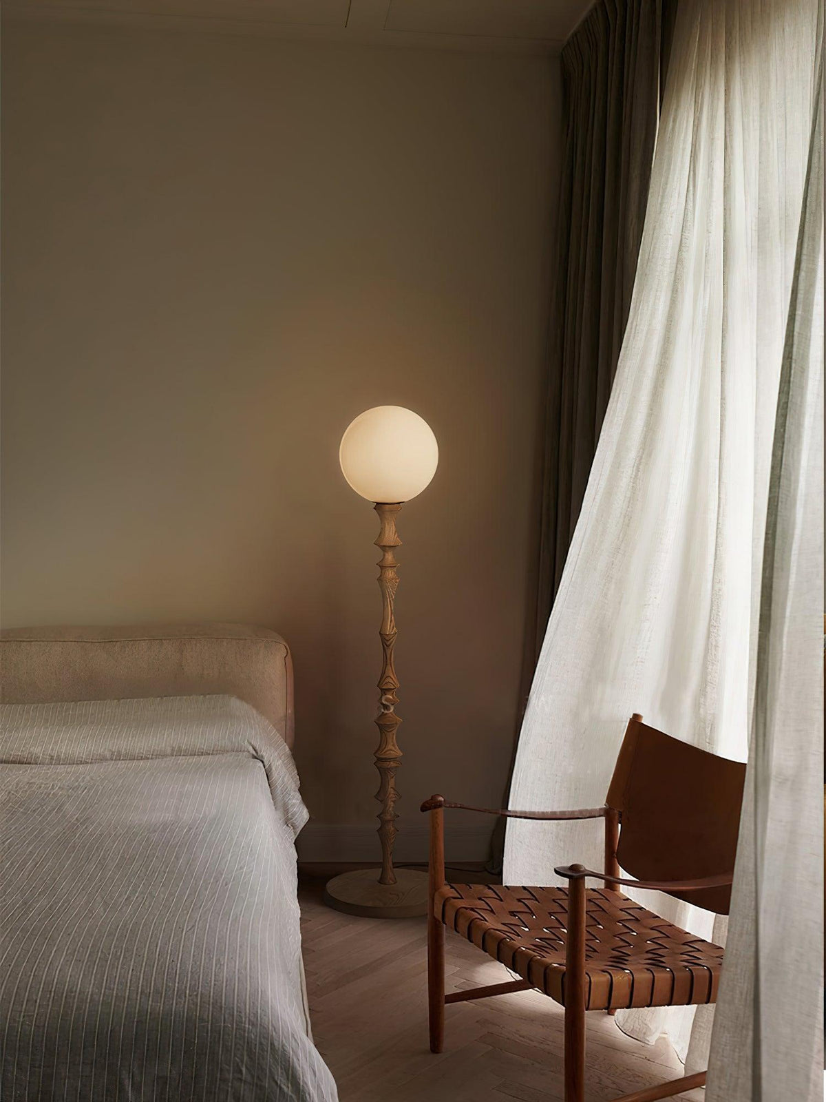 Vilten elegant gulvlampe i træ