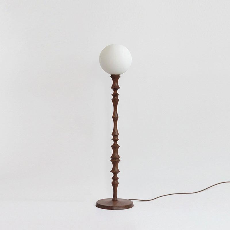 Vilten elegant gulvlampe i træ