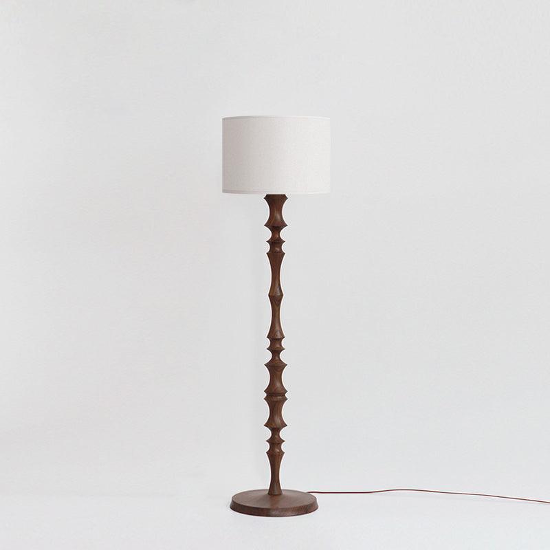 Vilten elegant gulvlampe i træ
