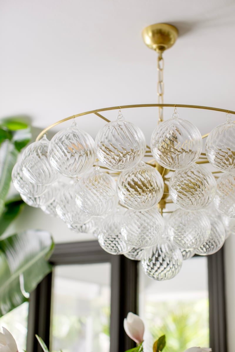 Candelabro Velineon, globo de vidro transparente, latão envelhecido, elegante