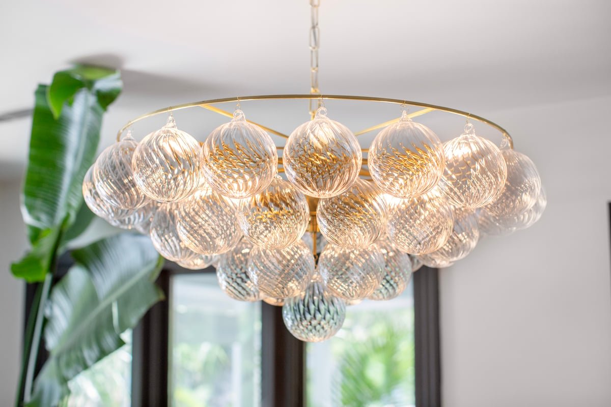 Candelabro Velineon, globo de vidro transparente, latão envelhecido, elegante