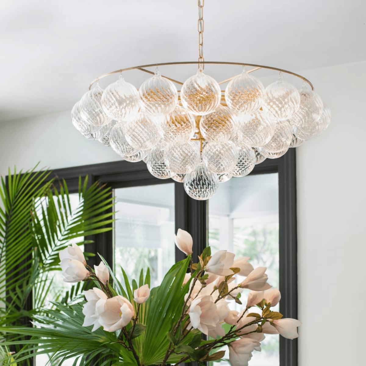 Candelabro Velineon, globo de vidro transparente, latão envelhecido, elegante