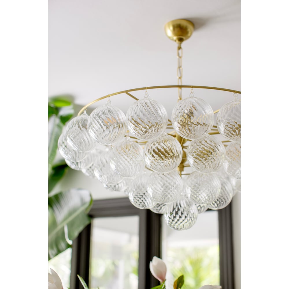 Candelabro Velineon, globo de vidro transparente, latão envelhecido, elegante