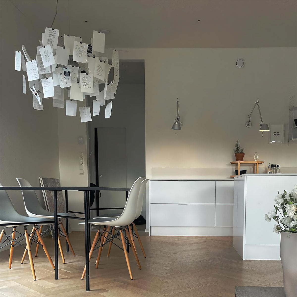 Lysekrone i papir og metal med farverige hvide kort, finurlig moderne stil