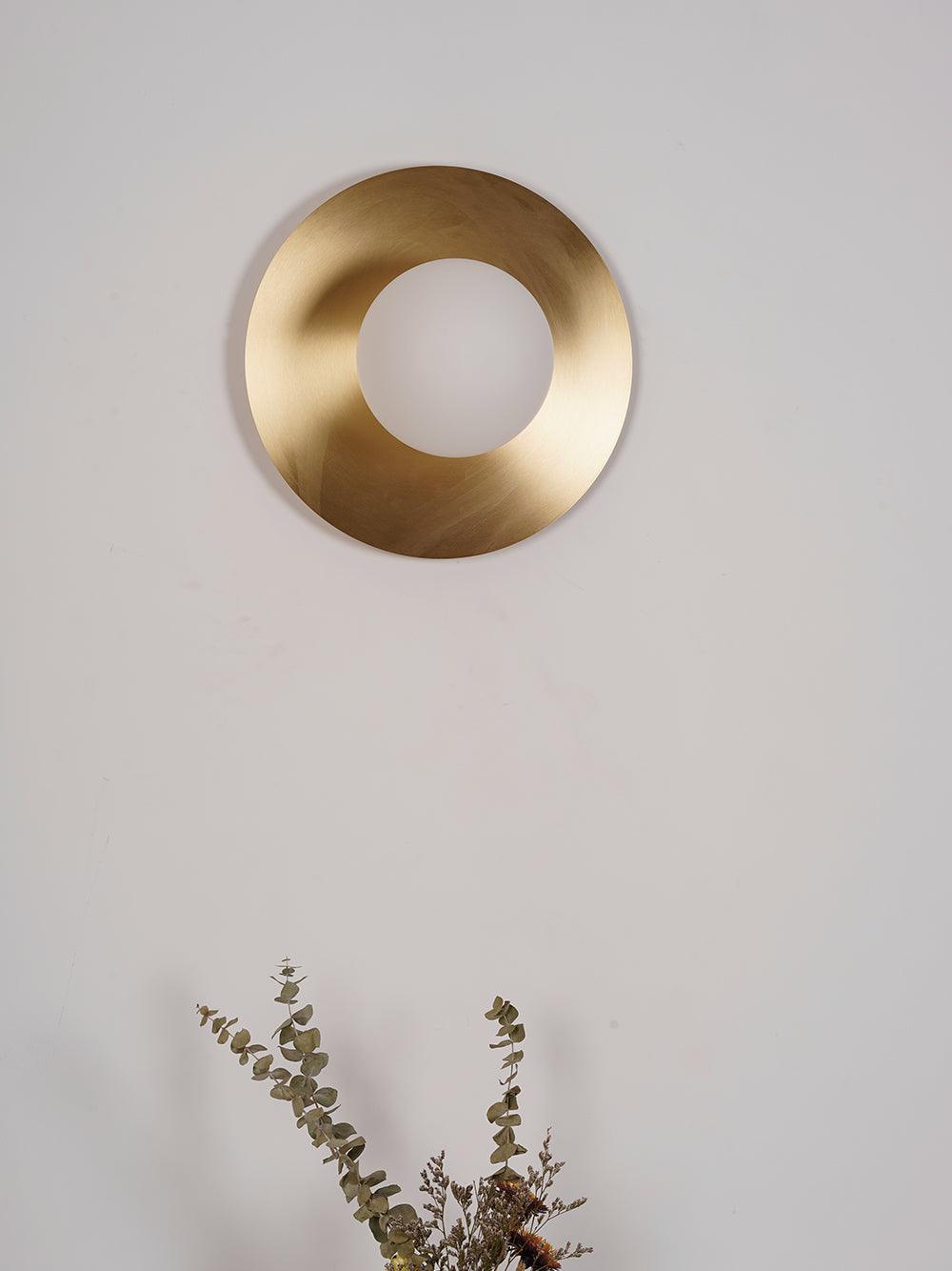 Elem modern minimalistisk rund vägglampa i konstglas och mässing