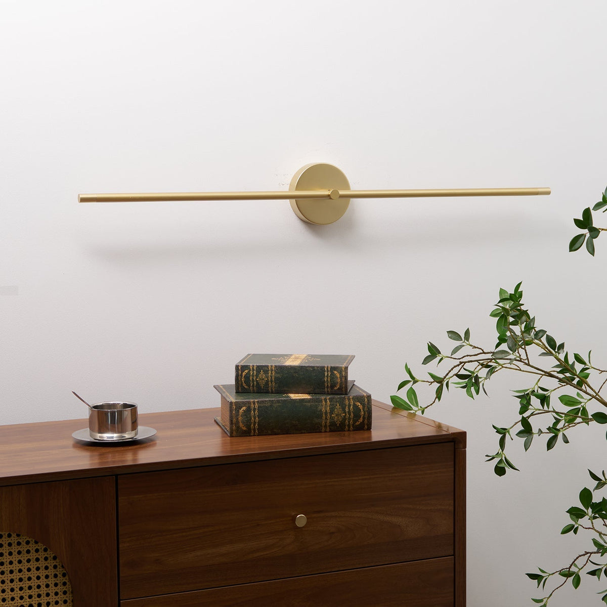 Minimalistisk modern linjär LED-vägglampa med stickkontakt