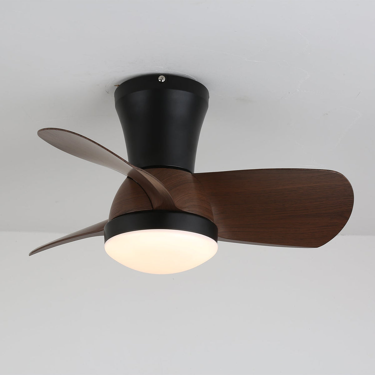 Ventoinha de teto com luz Aldaira em madeira moderna