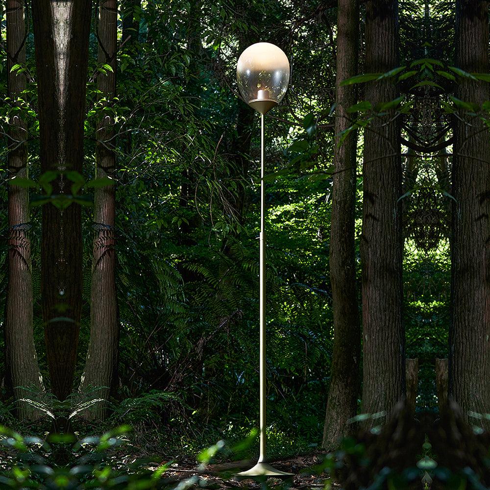 Unex kunstnerisk bordlampe i guld og glas