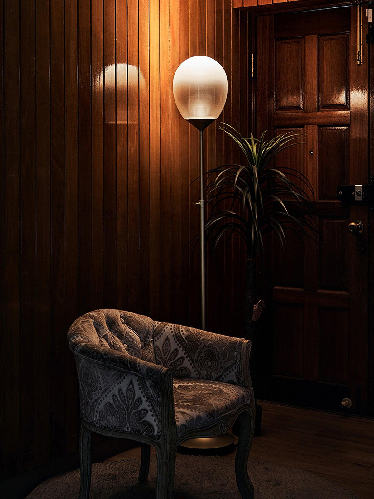 Unex kunstnerisk bordlampe i guld og glas