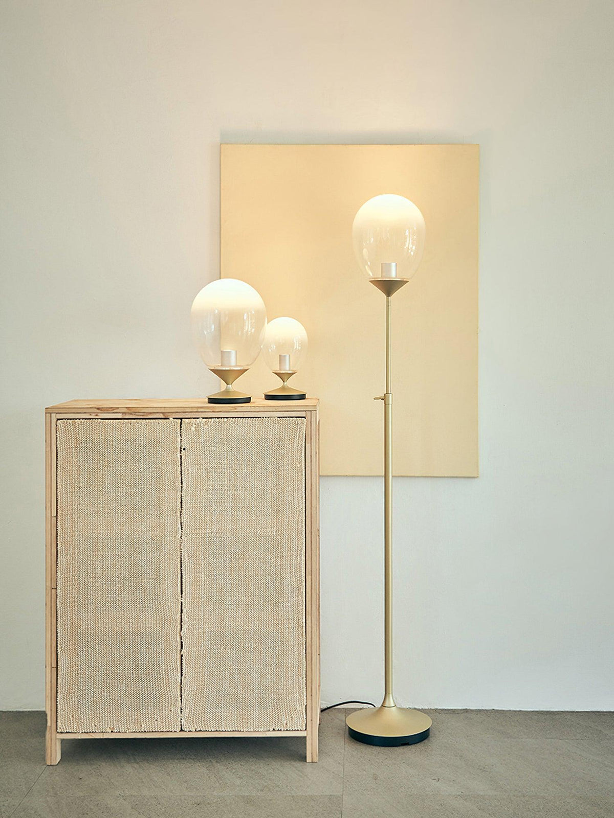 Unex kunstnerisk bordlampe i guld og glas
