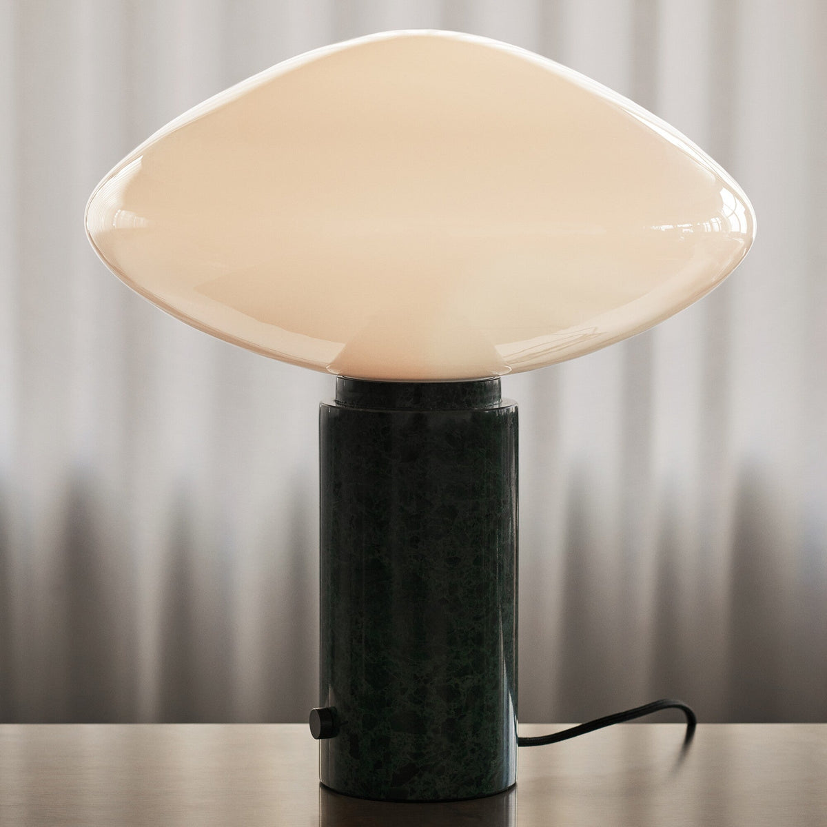 Lioralira Bordslampa med glasskärm och bas i grön marmor