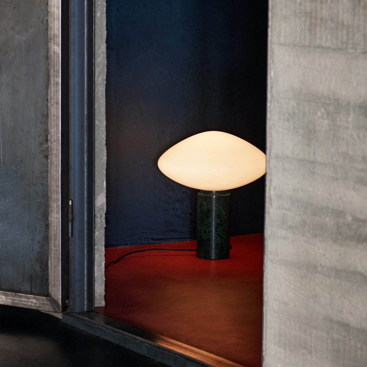Lioralira Bordslampa med glasskärm och bas i grön marmor
