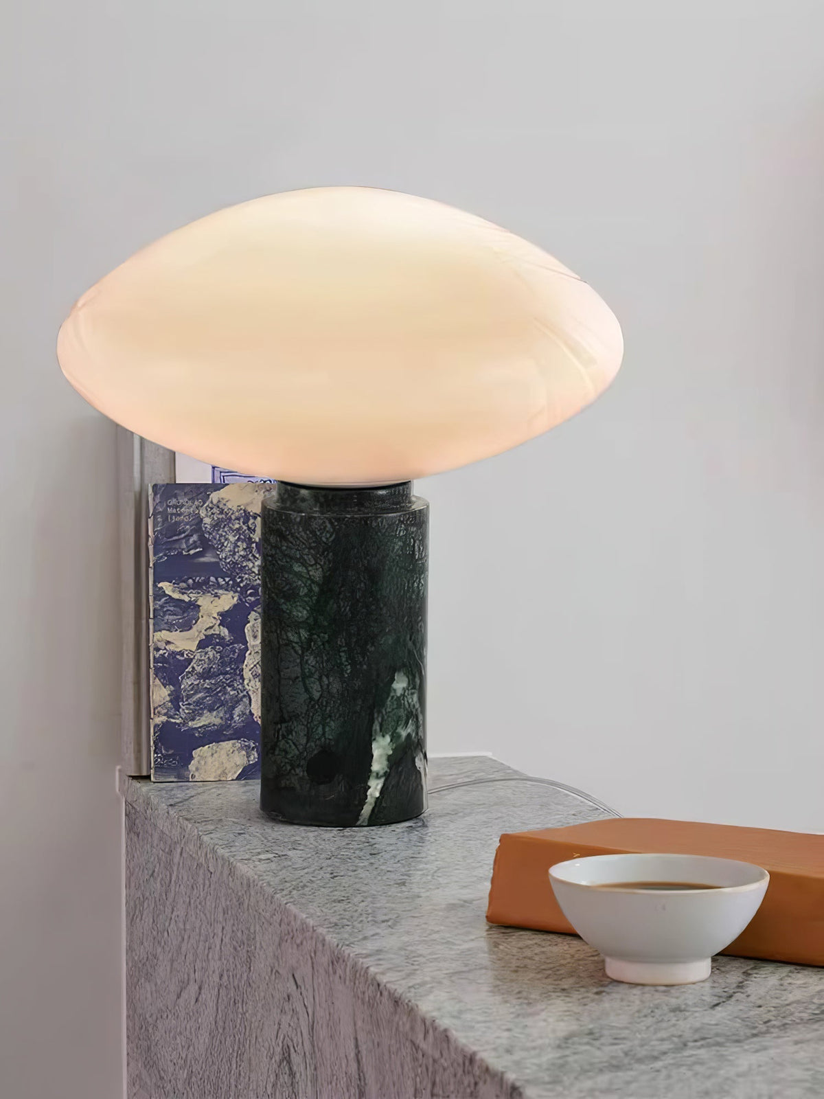 Lioralira Bordslampa med glasskärm och bas i grön marmor