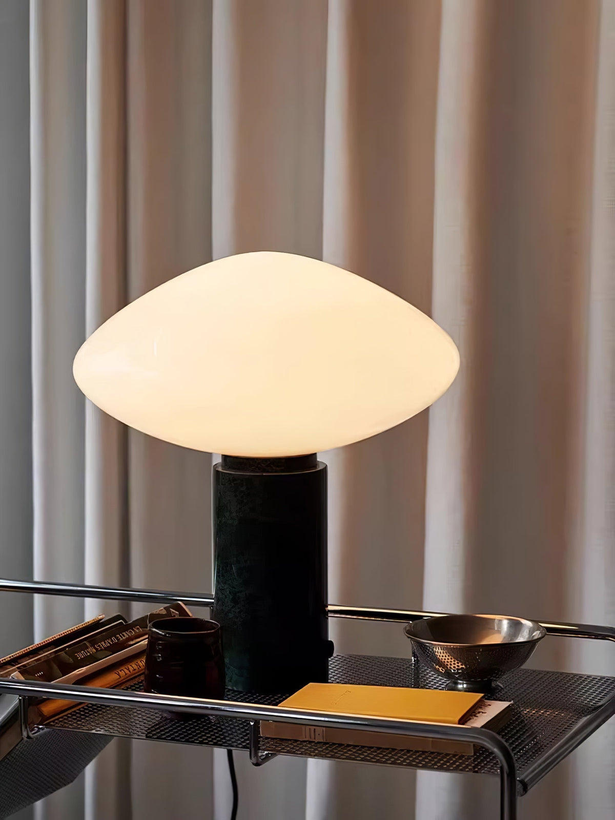 Lioralira Bordslampa med glasskärm och bas i grön marmor