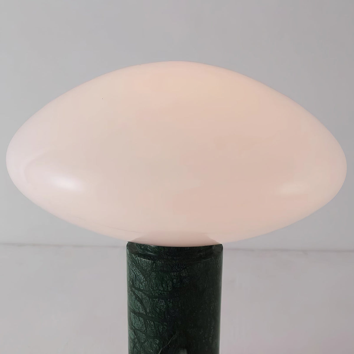 Lioralira Bordslampa med glasskärm och bas i grön marmor
