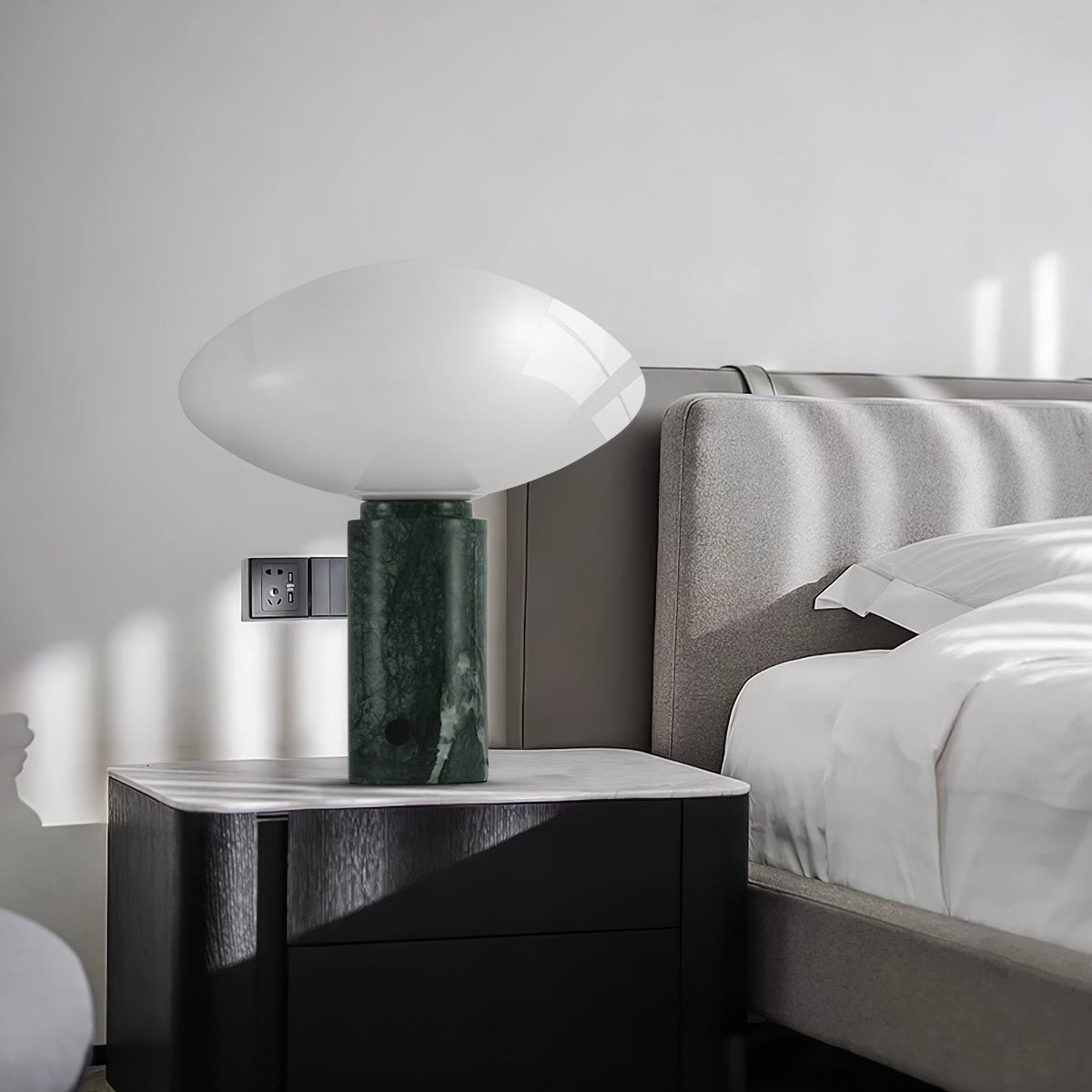 Lioralira Bordslampa med glasskärm och bas i grön marmor