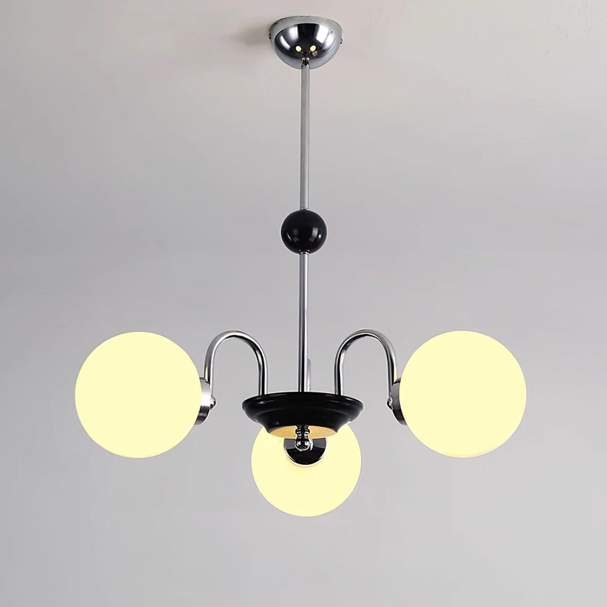 Lysekrone med buede arme og glober med skærme, moderne retrostil til spisestuen