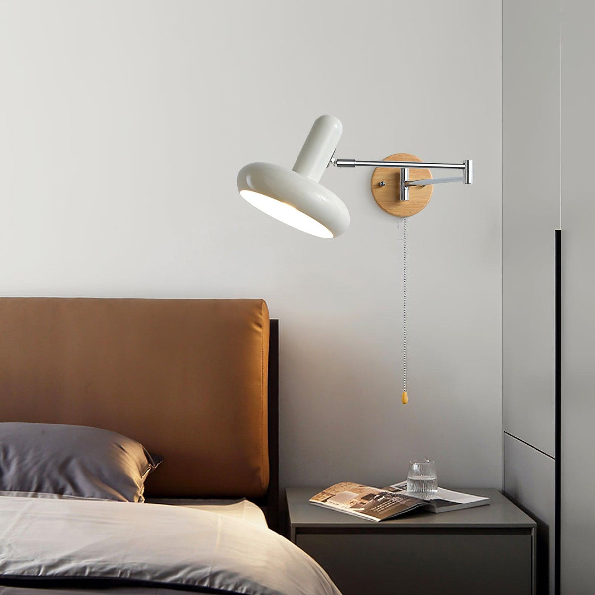 Vägglampa med svängbar arm, rundad skärm och dragkedja, modern retrostil