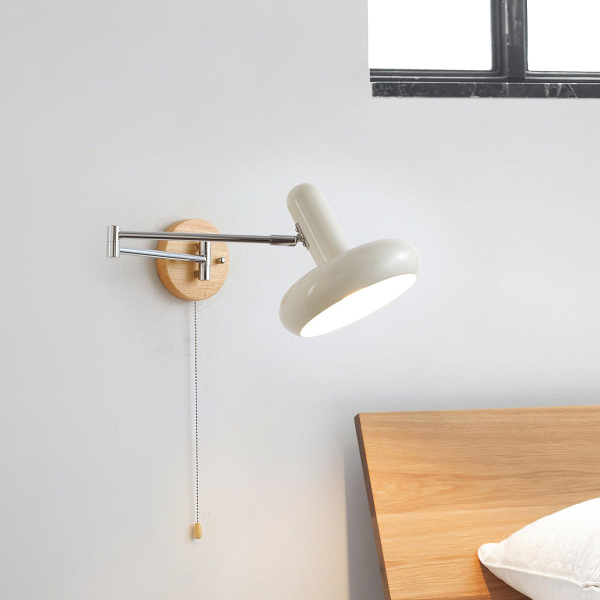 Vägglampa med svängbar arm, rundad skärm och dragkedja, modern retrostil