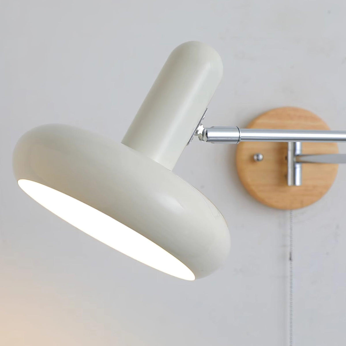 Vägglampa med svängbar arm, rundad skärm och dragkedja, modern retrostil