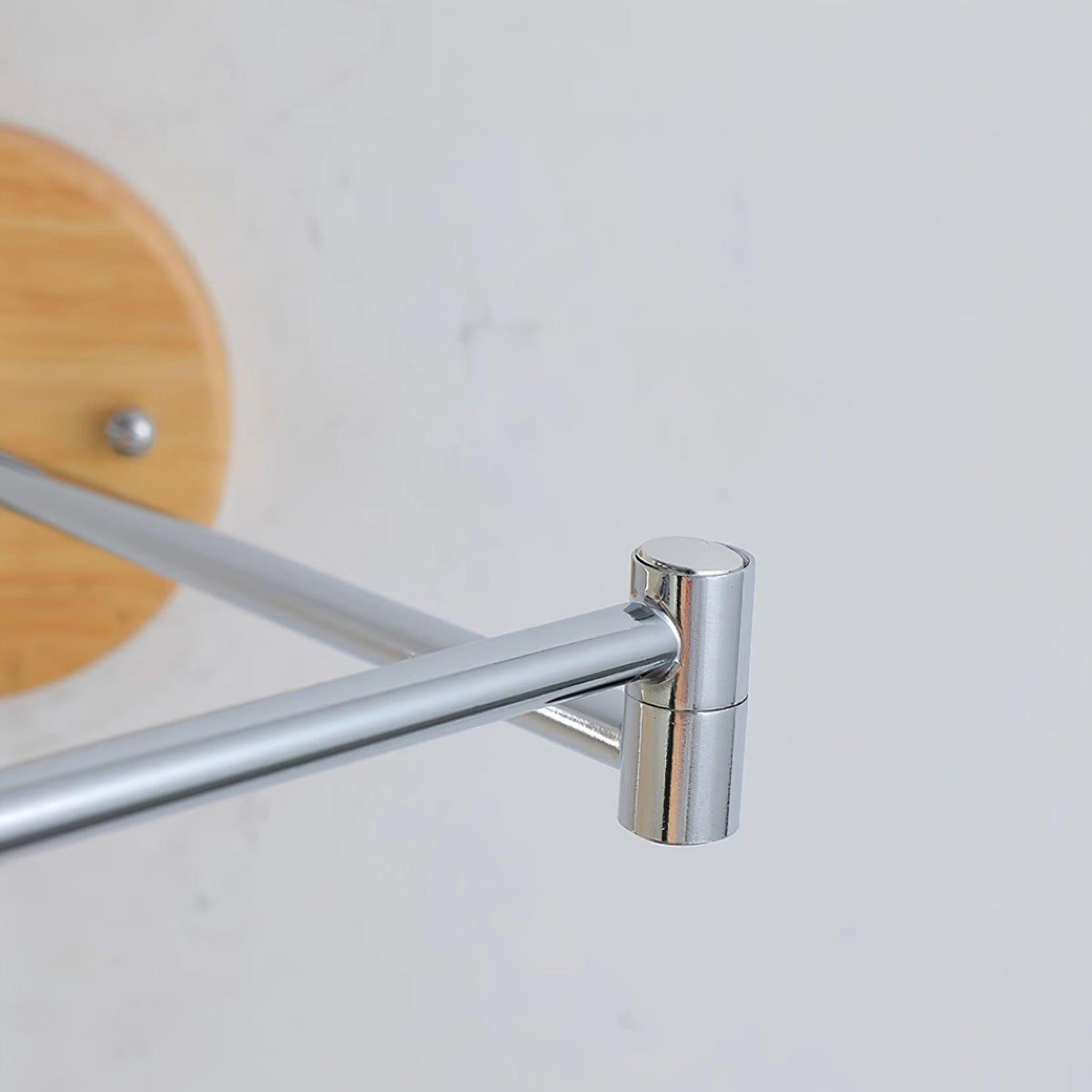 Vägglampa med svängbar arm, rundad skärm och dragkedja, modern retrostil