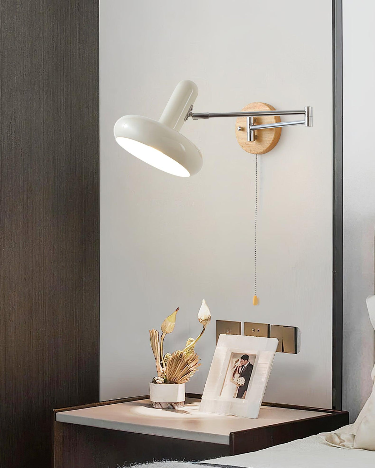 Vägglampa med svängbar arm, rundad skärm och dragkedja, modern retrostil