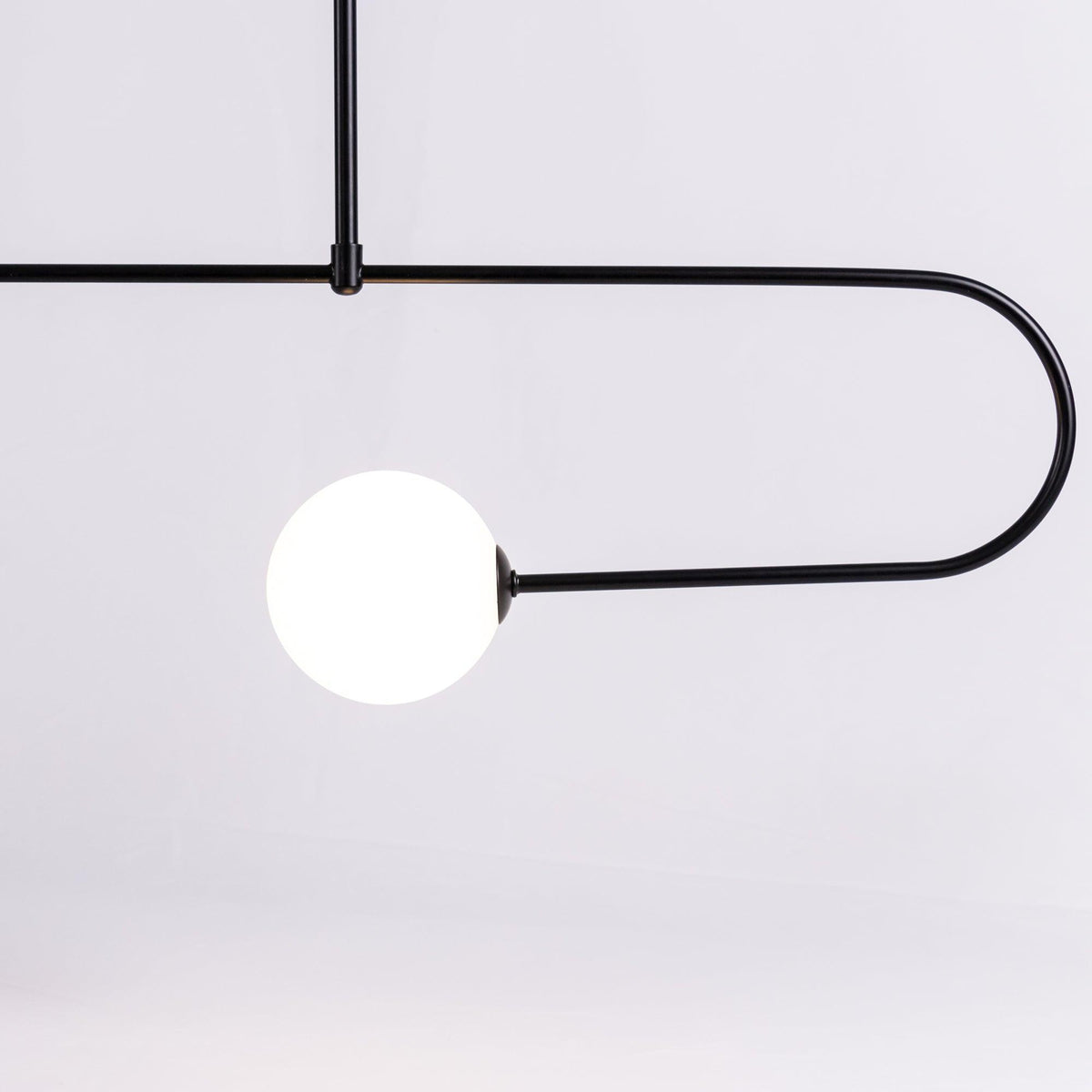 Candelabro Viraiseon móvel, preto e minimalista