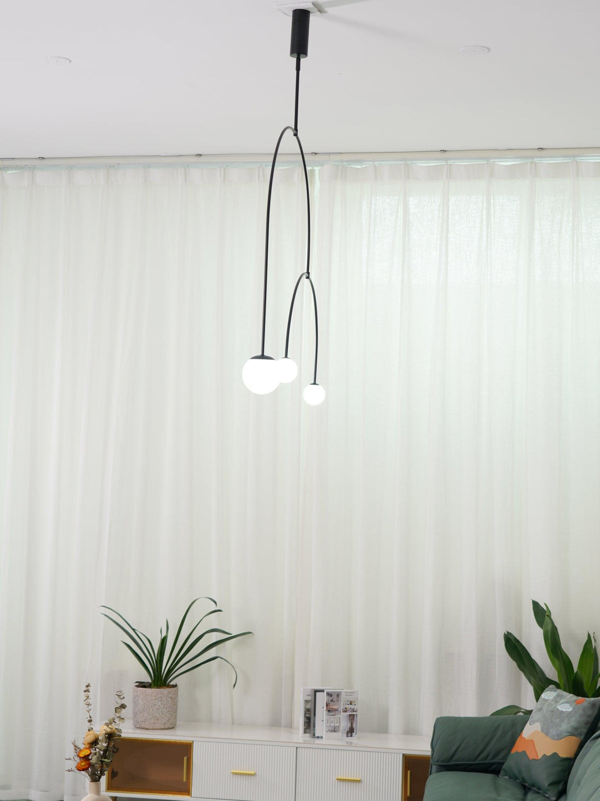 Candelabro Viraiseon móvel, preto e minimalista