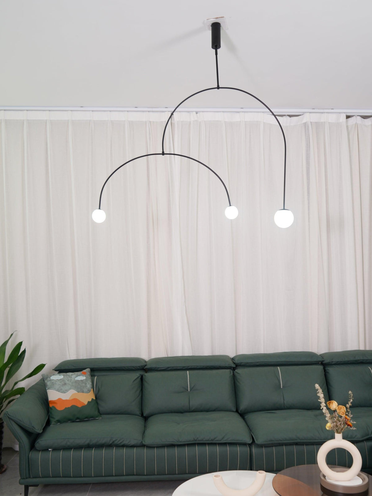 Candelabro Viraiseon móvel, preto e minimalista
