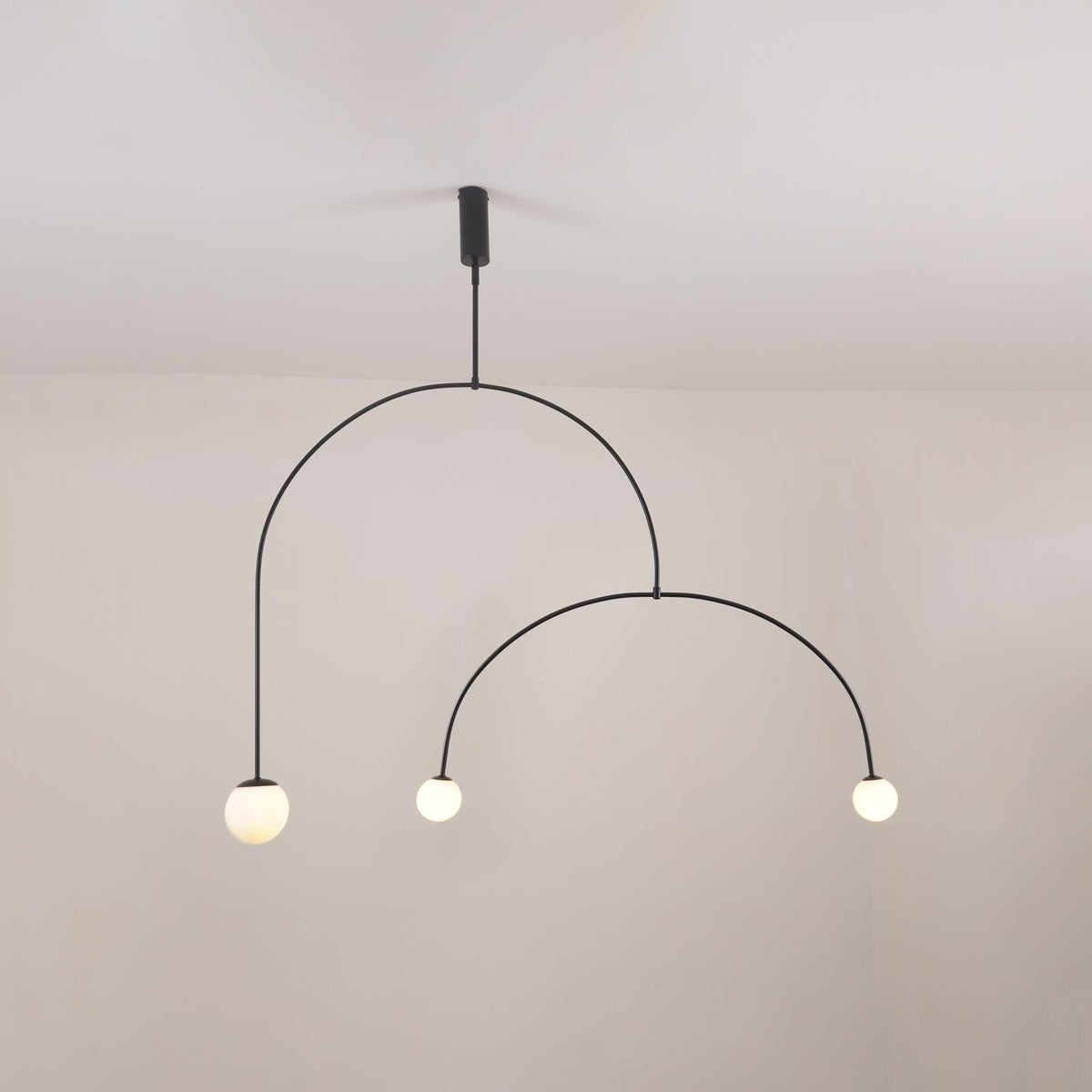 Candelabro Viraiseon móvel, preto e minimalista