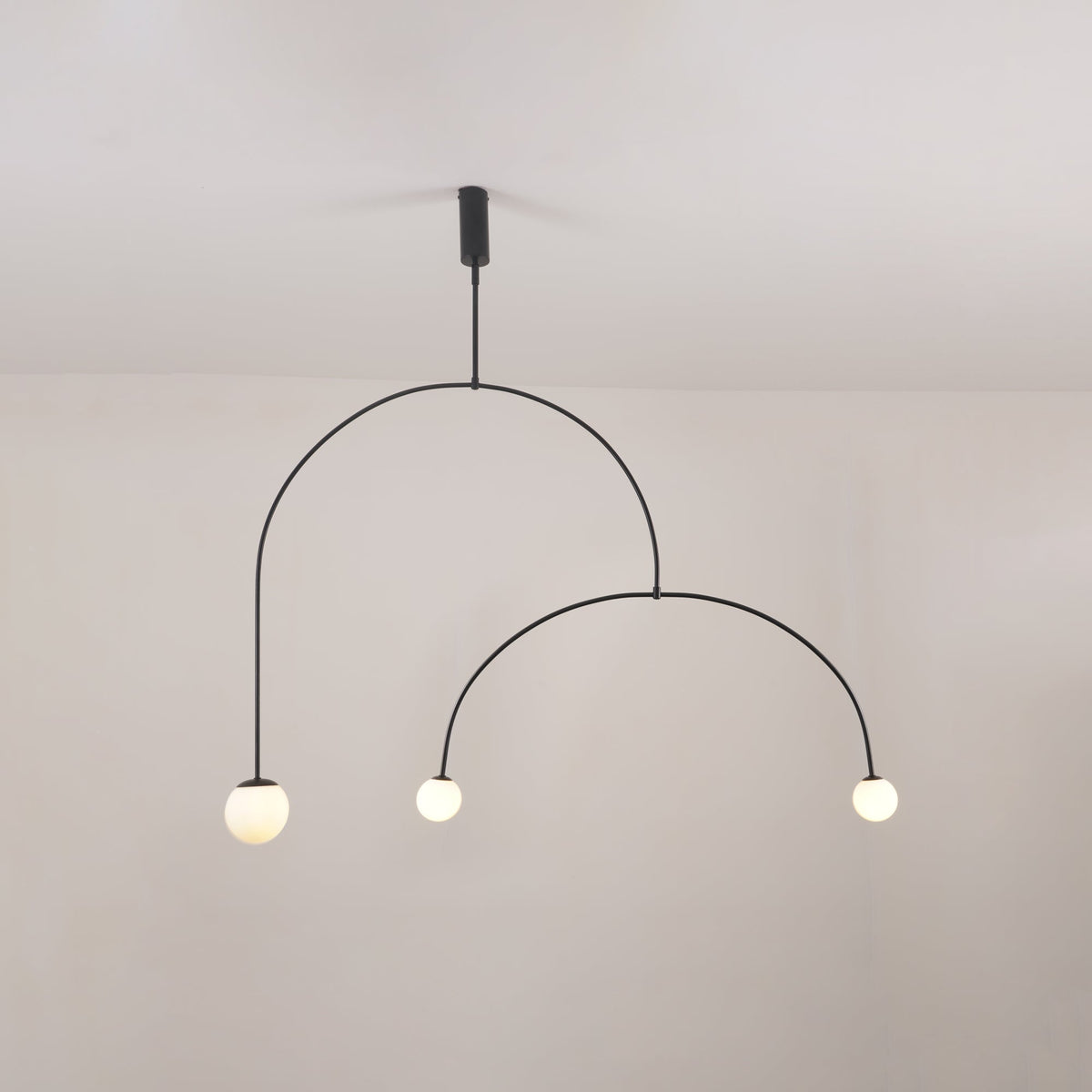 Candelabro Viraiseon móvel, preto e minimalista