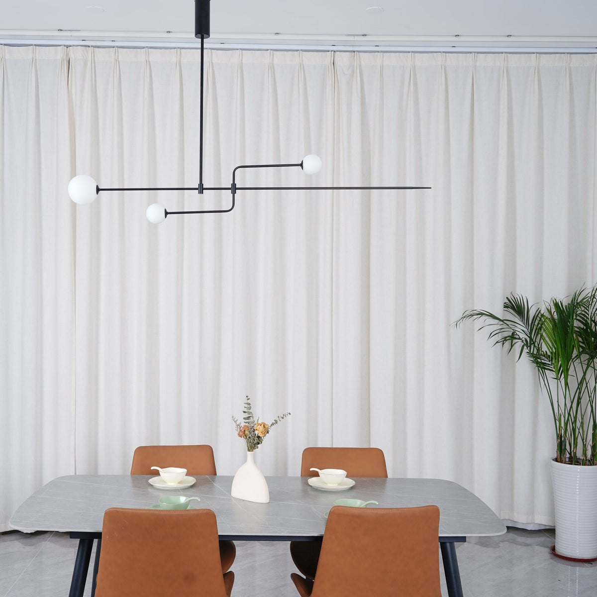 Candelabro Viraiseon móvel, preto e minimalista