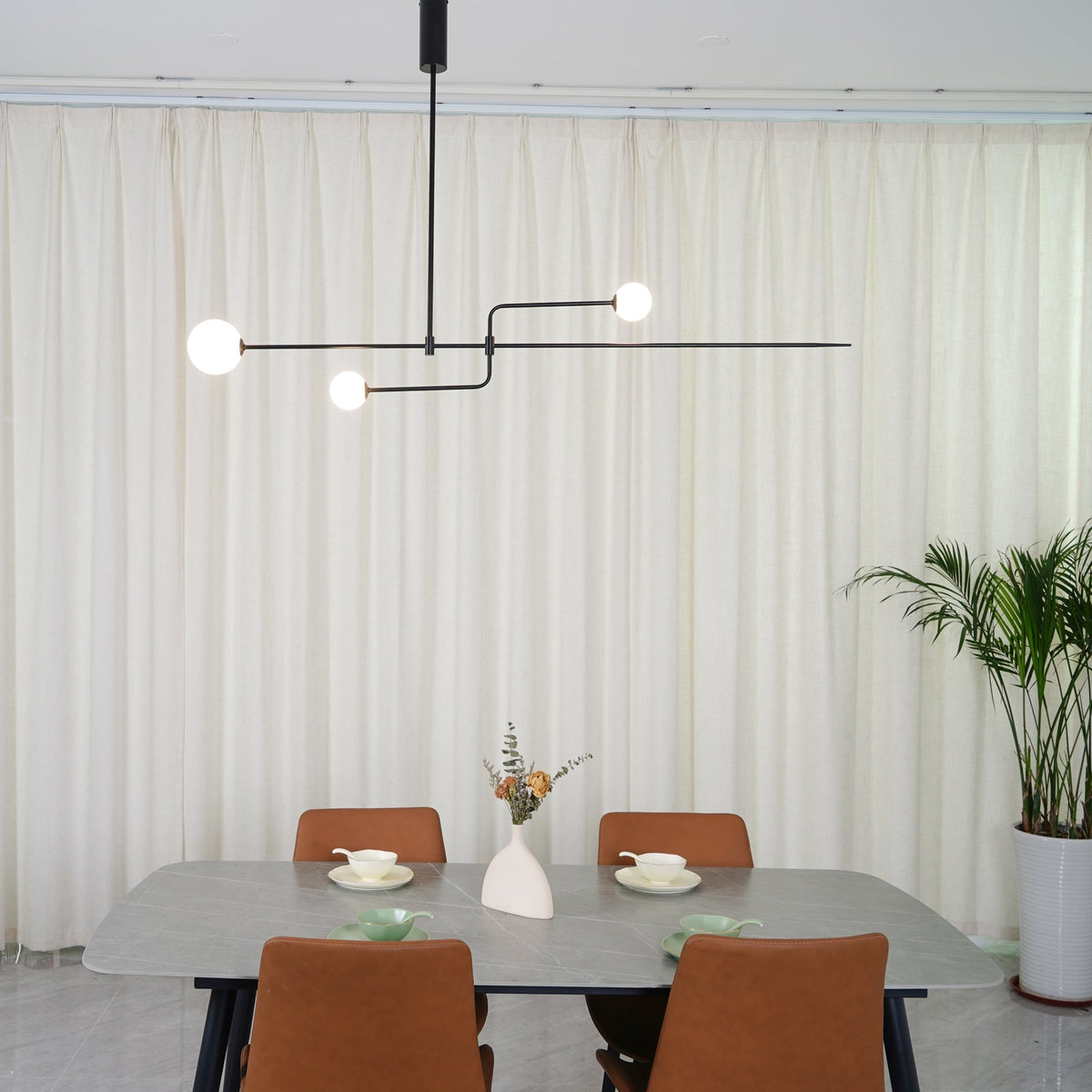 Candelabro Viraiseon móvel, preto e minimalista