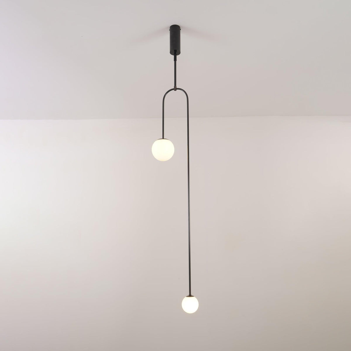 Candelabro Viraiseon móvel, preto e minimalista
