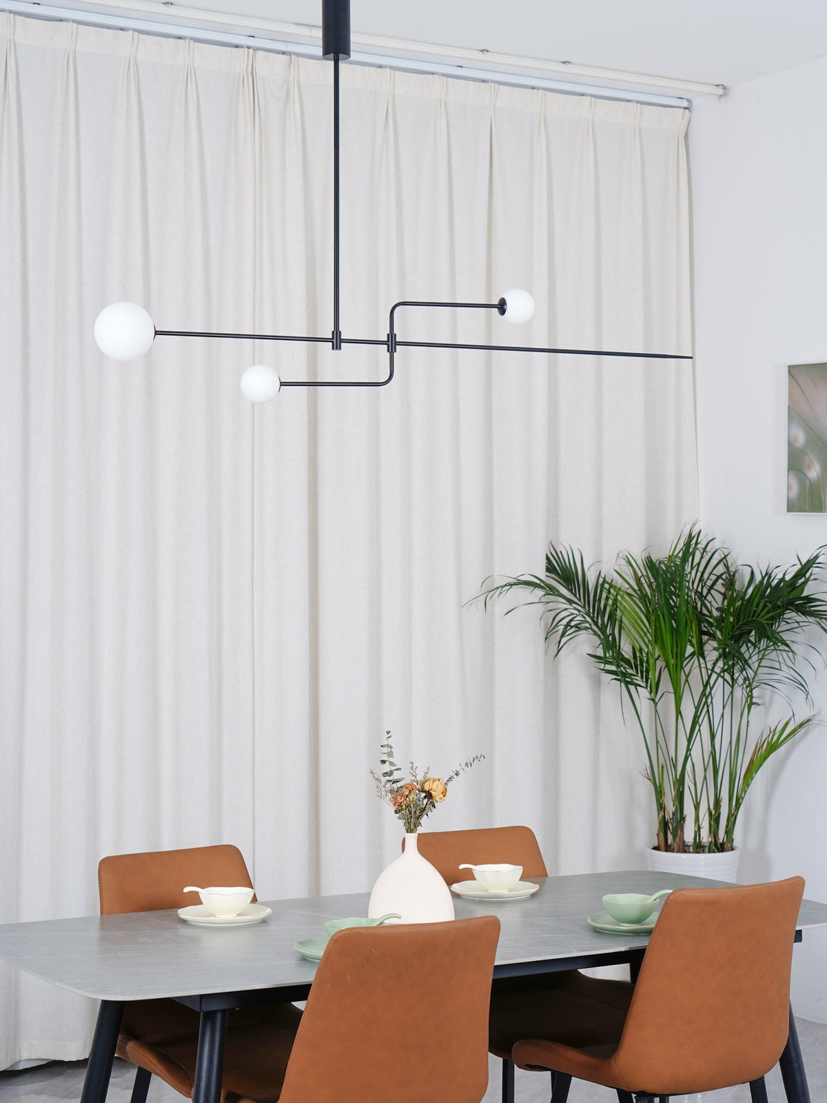 Candelabro Viraiseon móvel, preto e minimalista
