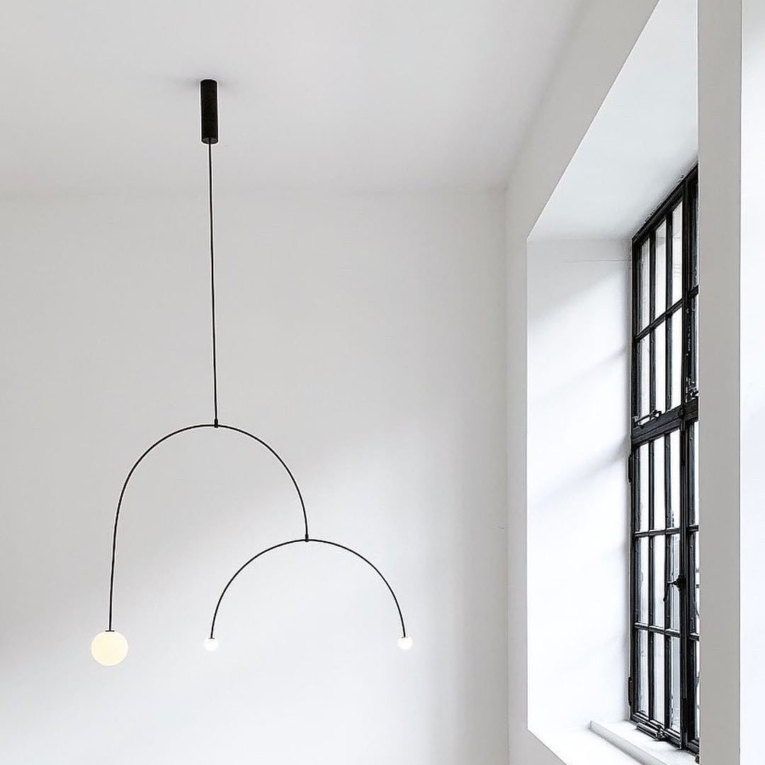 Candelabro Viraiseon móvel, preto e minimalista