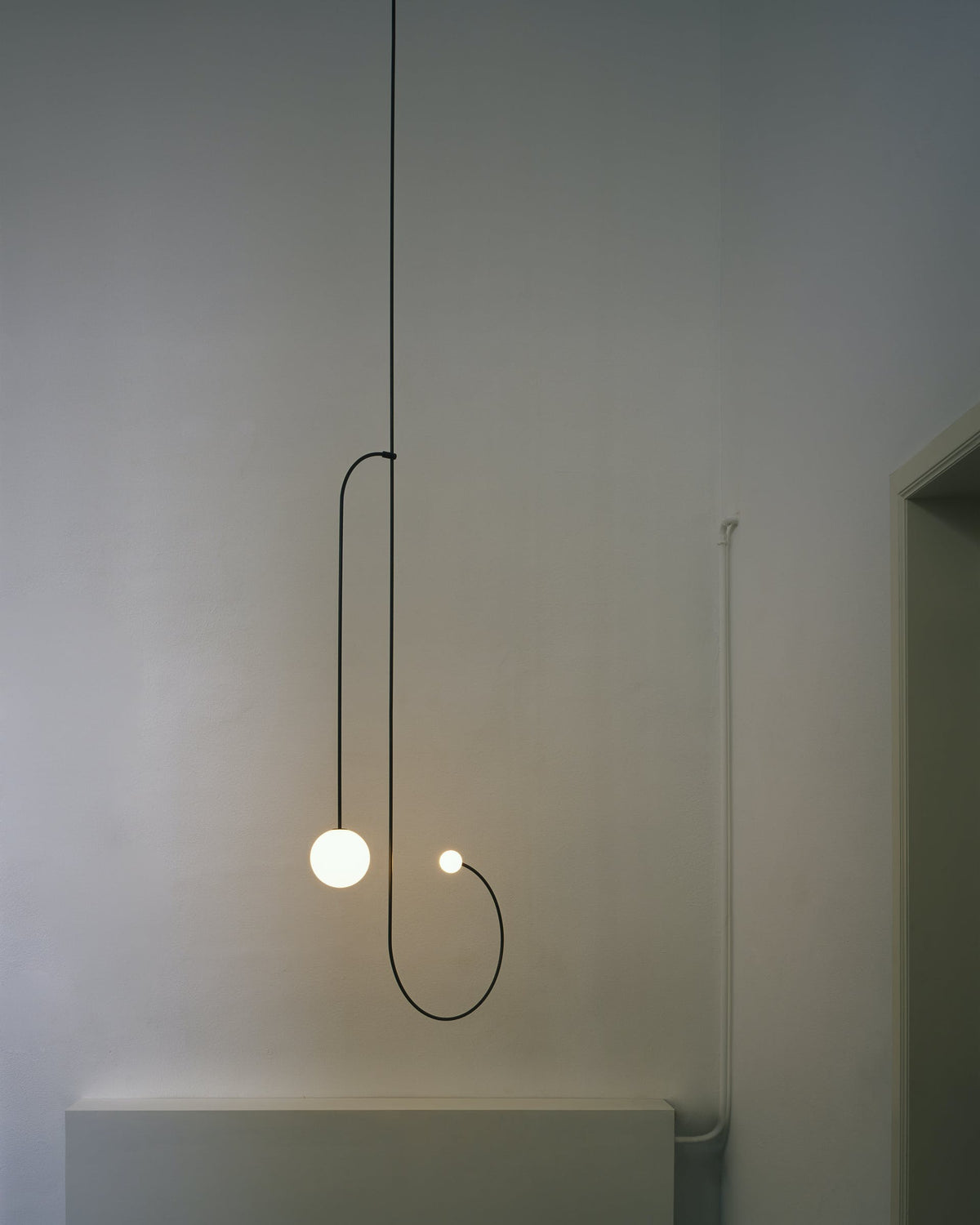 Candelabro Viraiseon móvel, preto e minimalista