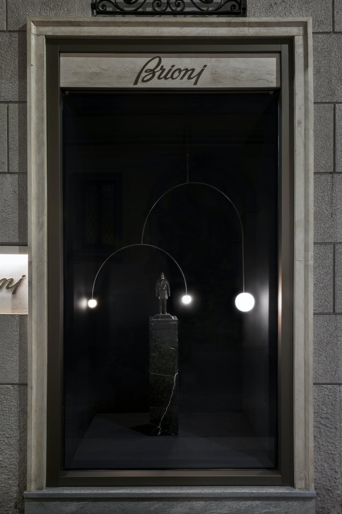 Candelabro Viraiseon móvel, preto e minimalista