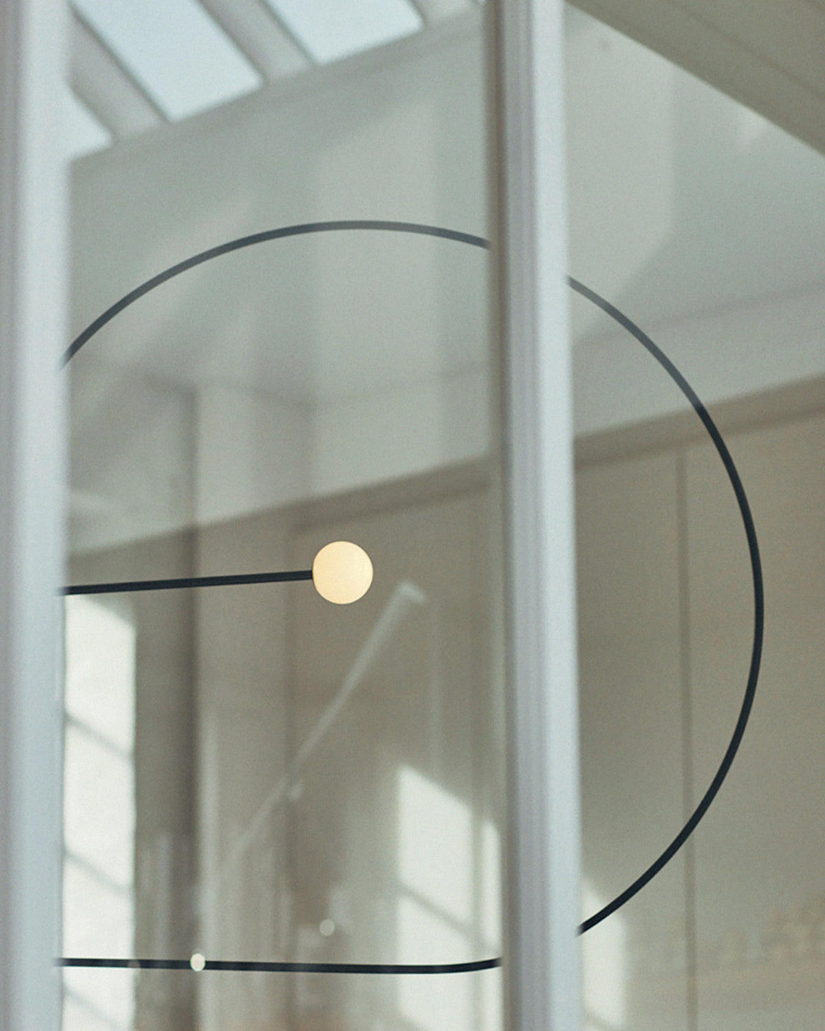 Candelabro Viraiseon móvel, preto e minimalista