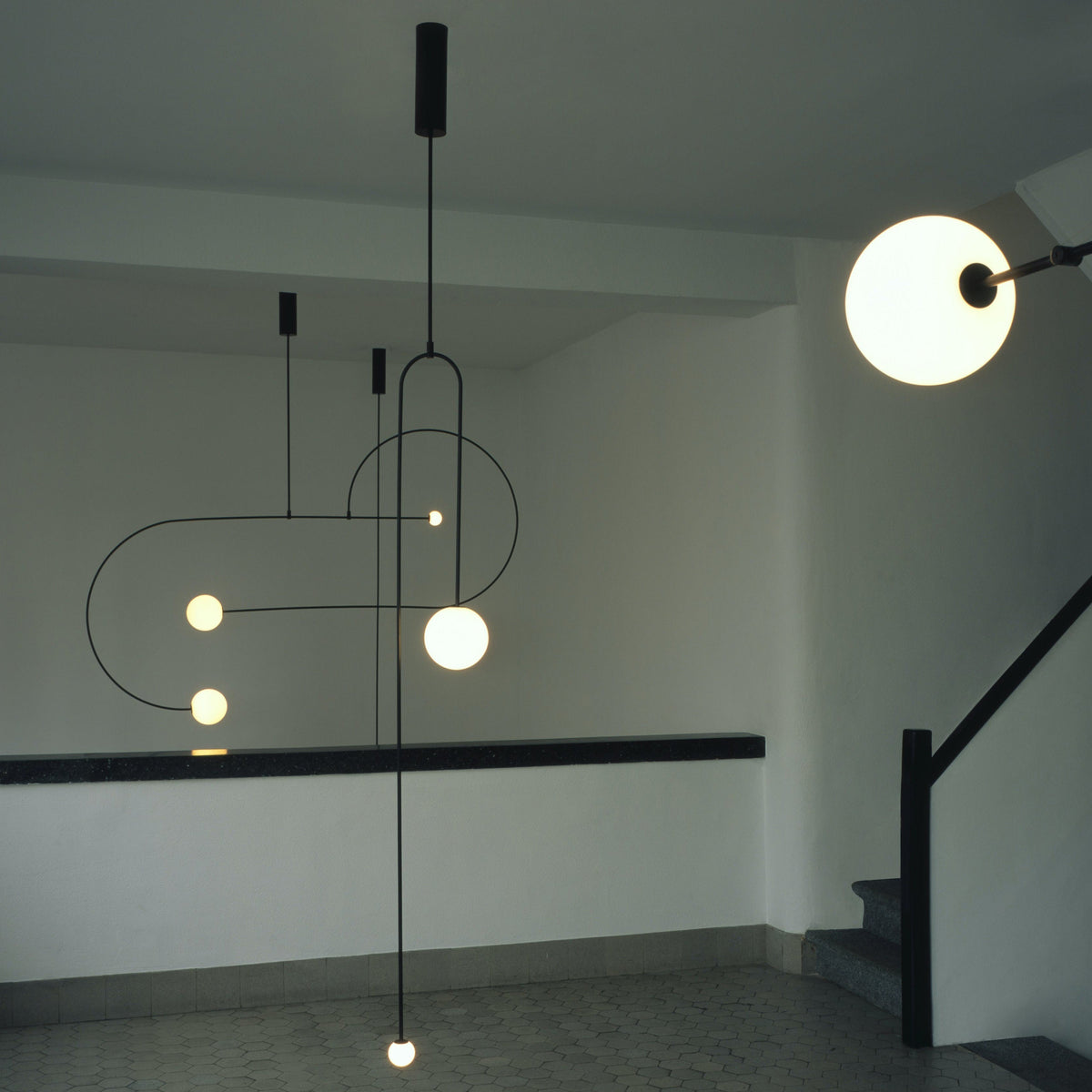 Candelabro Viraiseon móvel, preto e minimalista