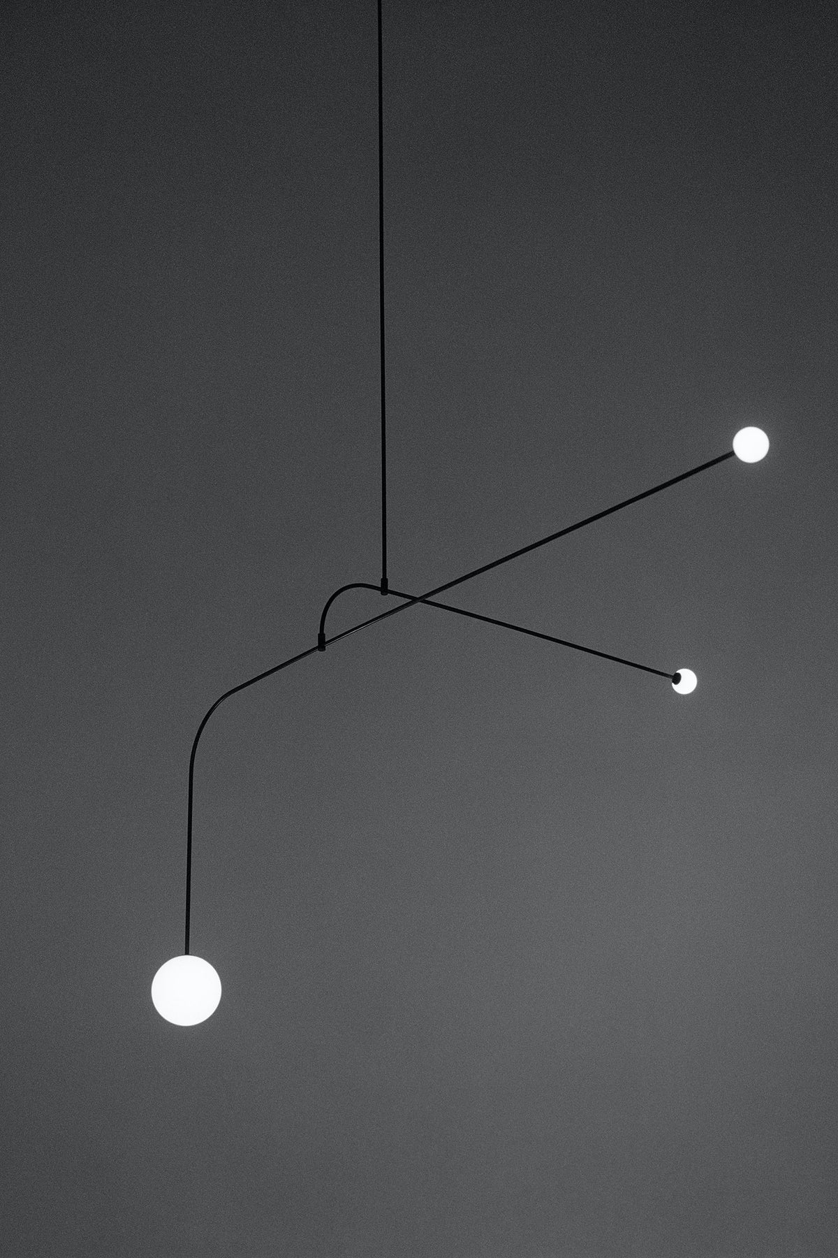 Candelabro Viraiseon móvel, preto e minimalista