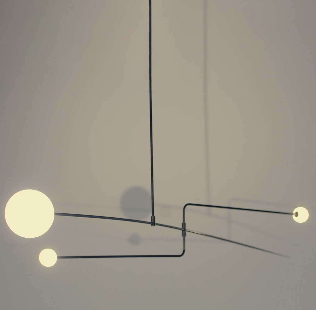 Candelabro Viraiseon móvel, preto e minimalista