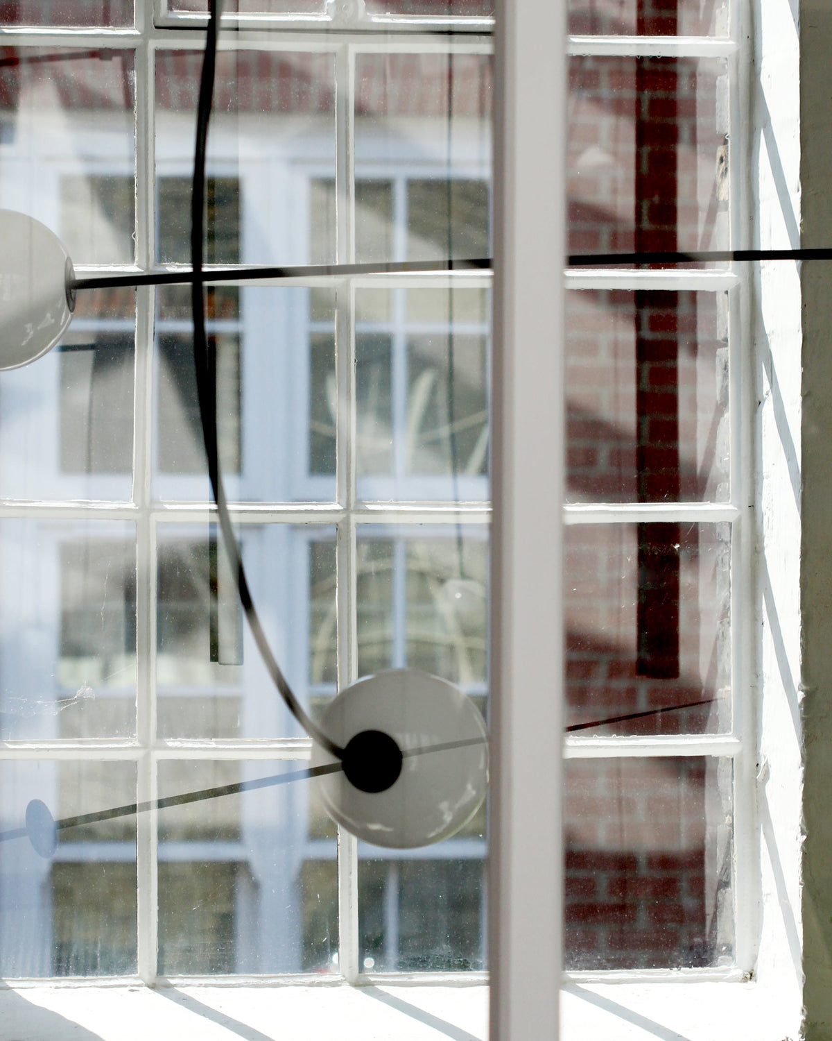 Candelabro Viraiseon móvel, preto e minimalista