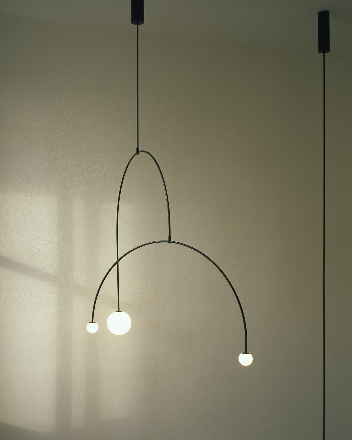 Candelabro Viraiseon móvel, preto e minimalista
